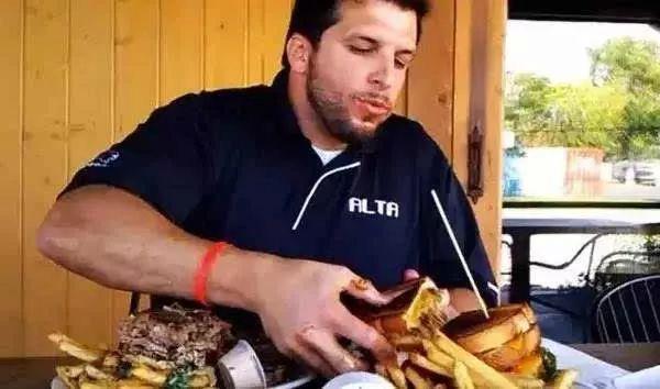 健身后特别饿是吃的不够吗,增肌期健身后吃饭过一会又饿了