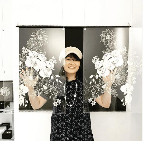 她被称为“刀王”，凭一把破刀，一张破纸，作品征服了全世界