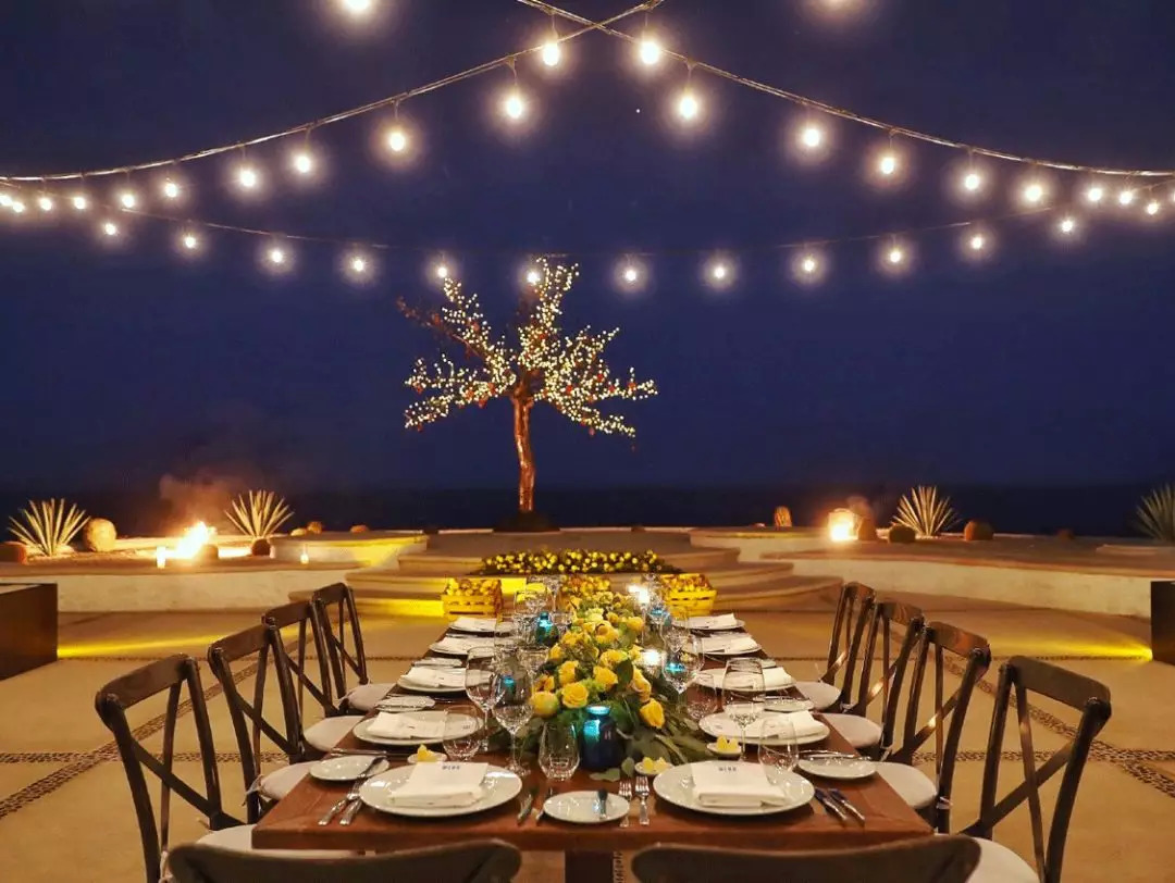 rihanna只靠副业微商赚6个亿,rihanna副业赚多少钱