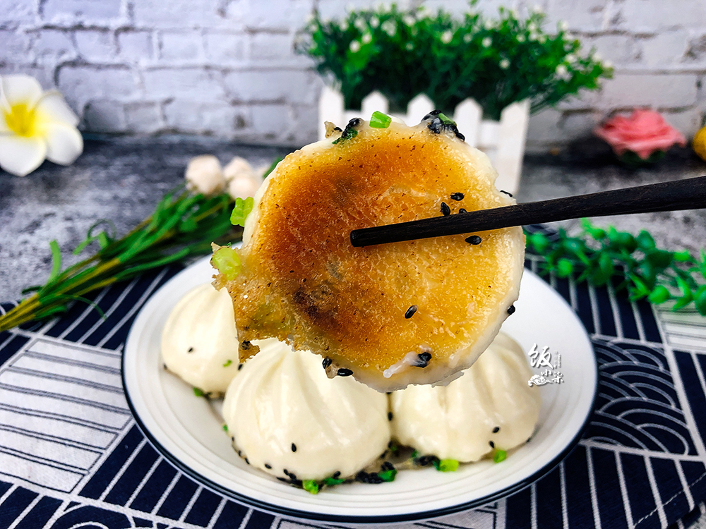 水煎包怎么做底部更酥脆？大厨：别只加清水，教你一招，酥脆好吃