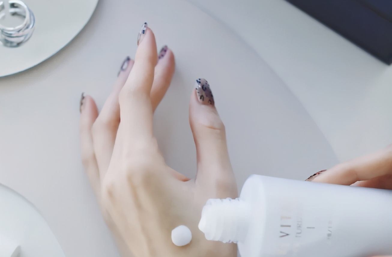 适合中老年的国货水乳推荐,中老年祛斑水乳