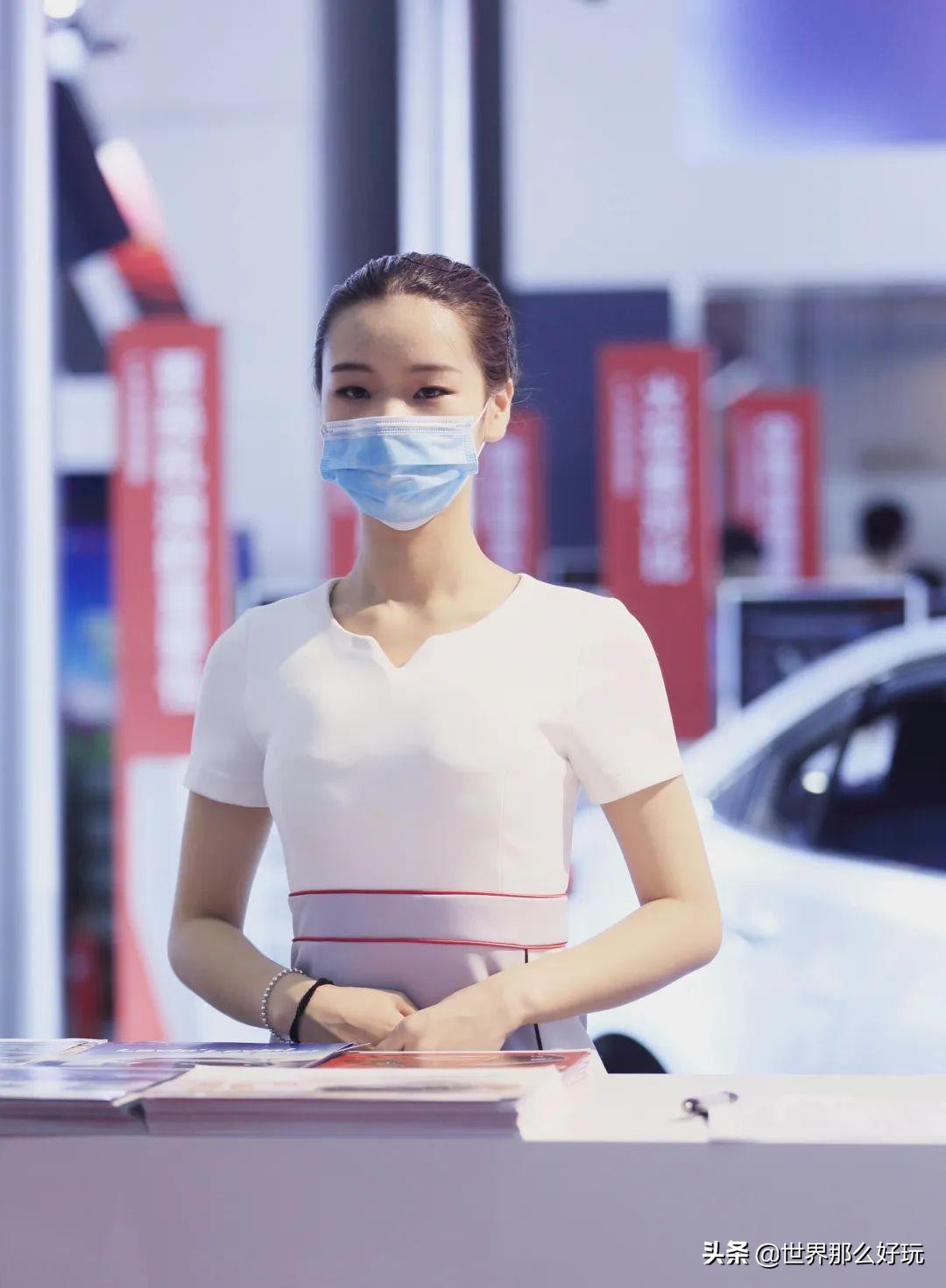 「高清大图」海口车展车模集体戴口罩，难掩身材曲线，呼之欲出