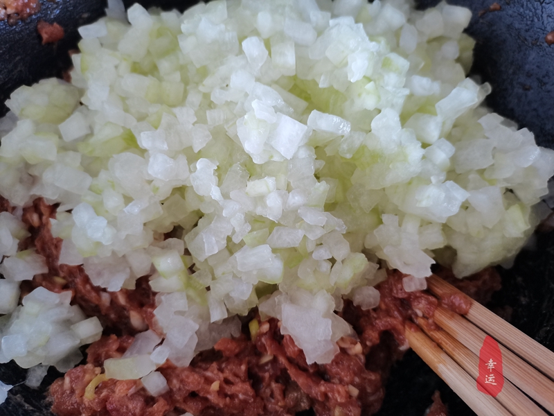 烫面冬瓜包子怎么做好吃又简单,冬瓜馅料的包子