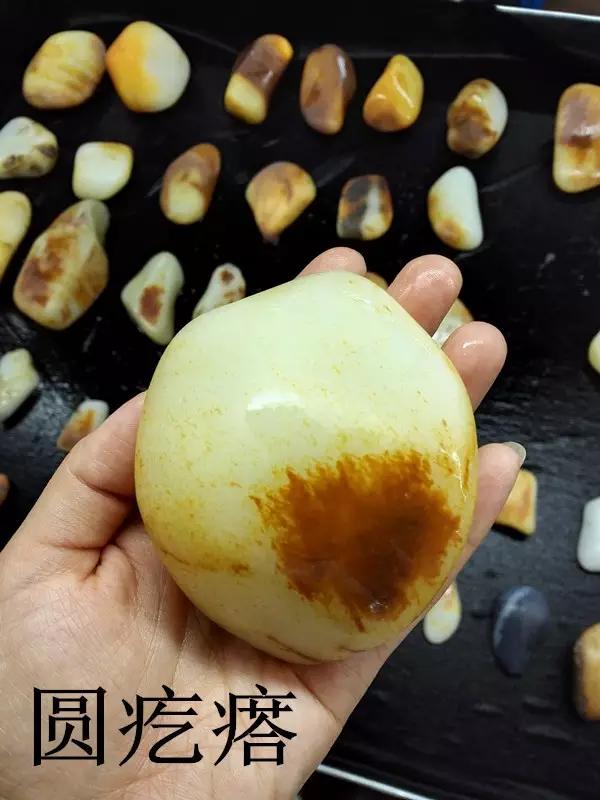 和田玉籽料玉牌估值,如何估值一串和田玉籽料