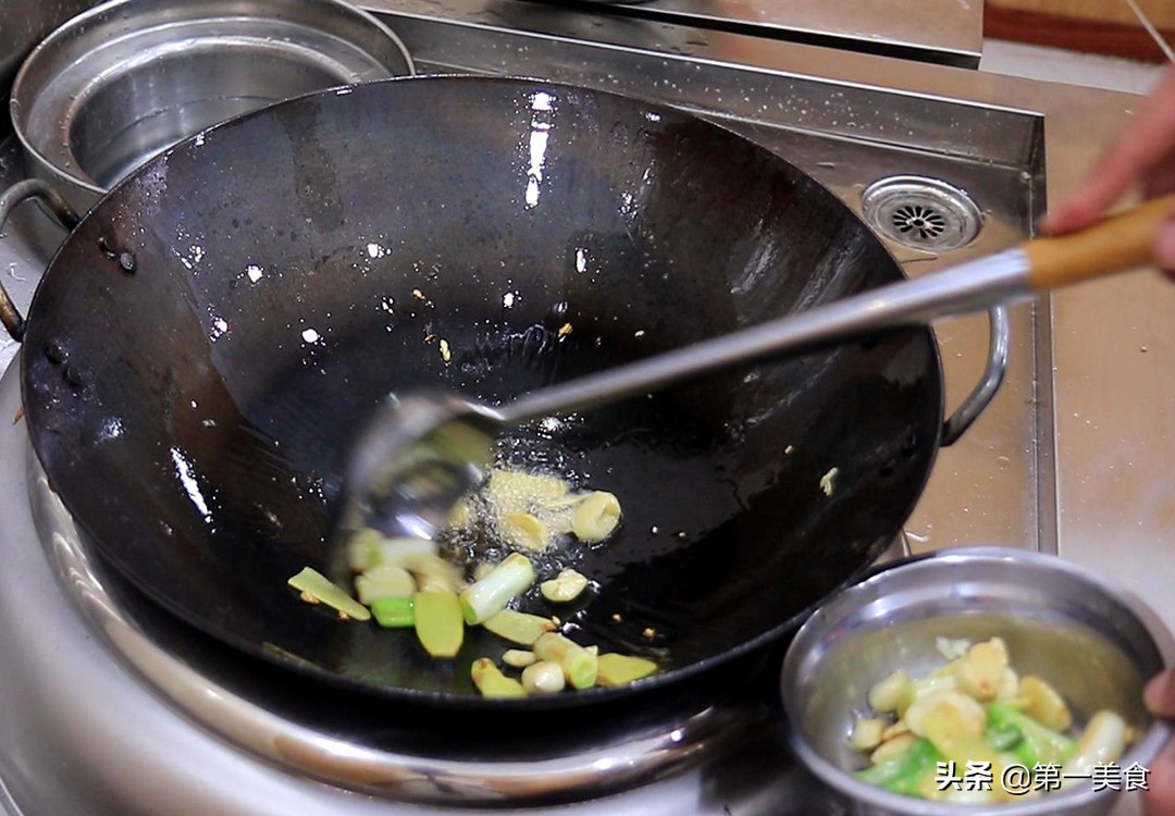 家常炖整个猪蹄最简单做法,砂锅炖猪蹄快的方法