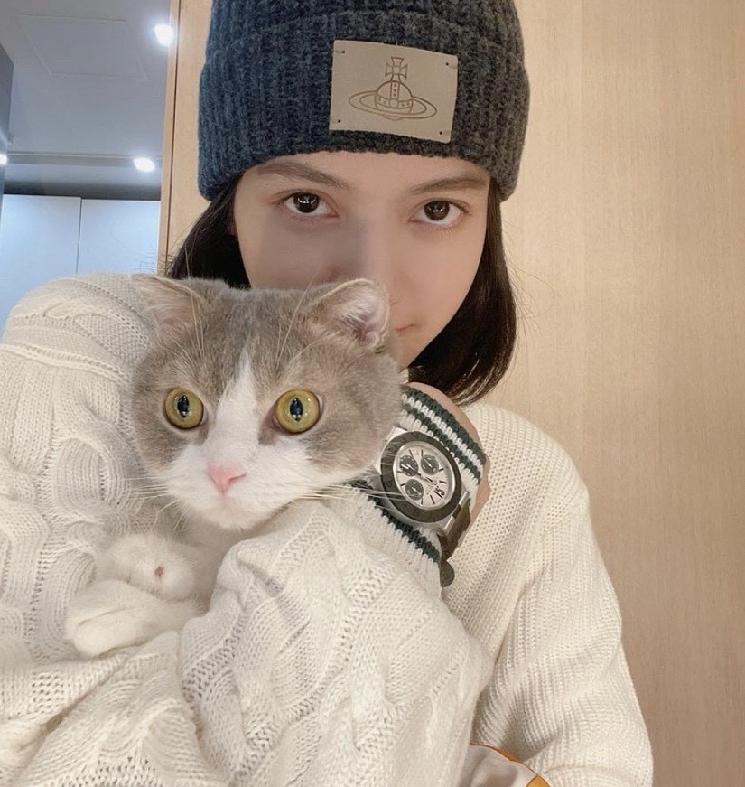 lisa得奖视频,lisa全身粉红色西装颁奖