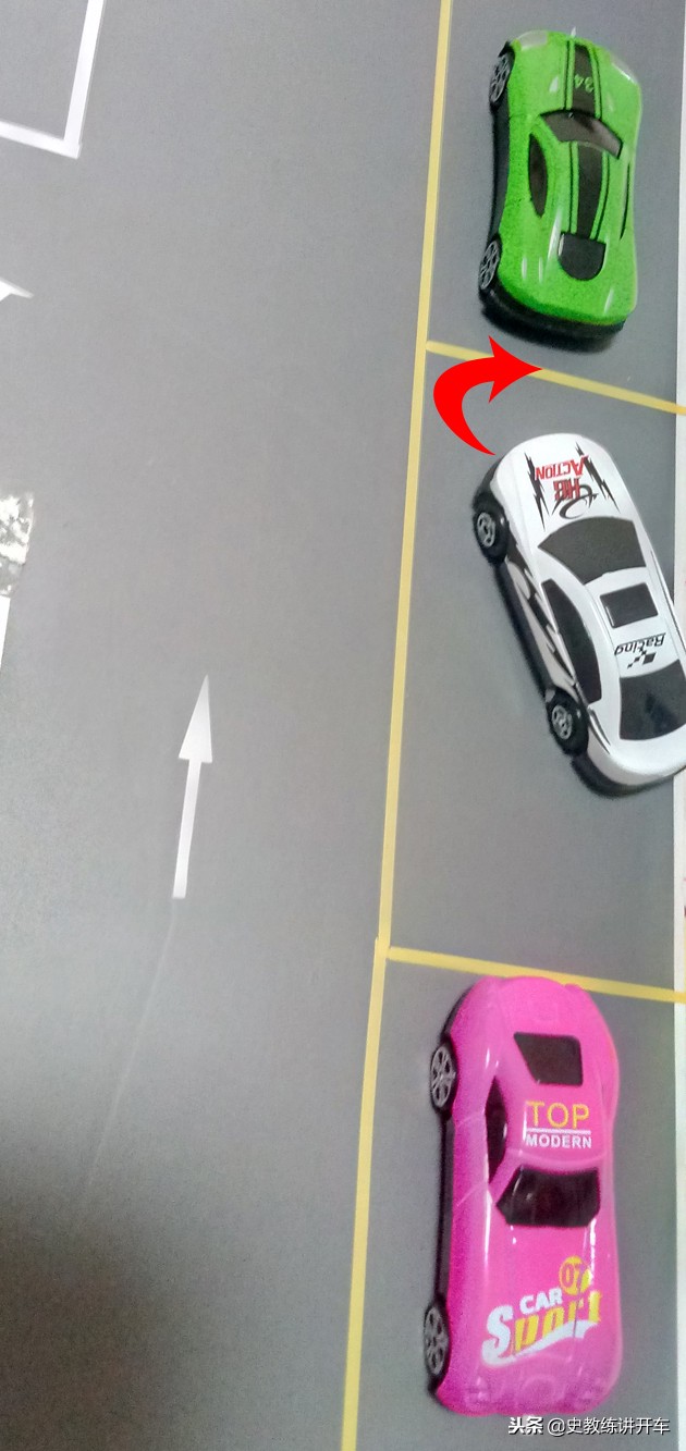 窄路左侧侧方位停车视频,侧方位停车看路沿石