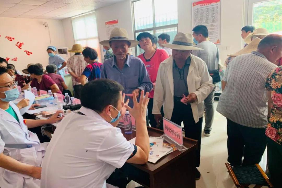 情系家乡献爱心回馈桑梓见真情,情系桑梓行善举捐资助学惠民生