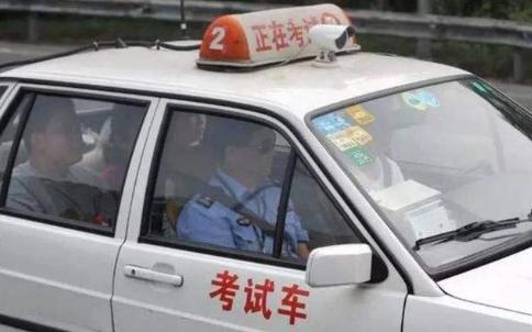 练车把教练车撞坏了要学员赔钱吗,驾校车撞坏了教练要赔钱吗