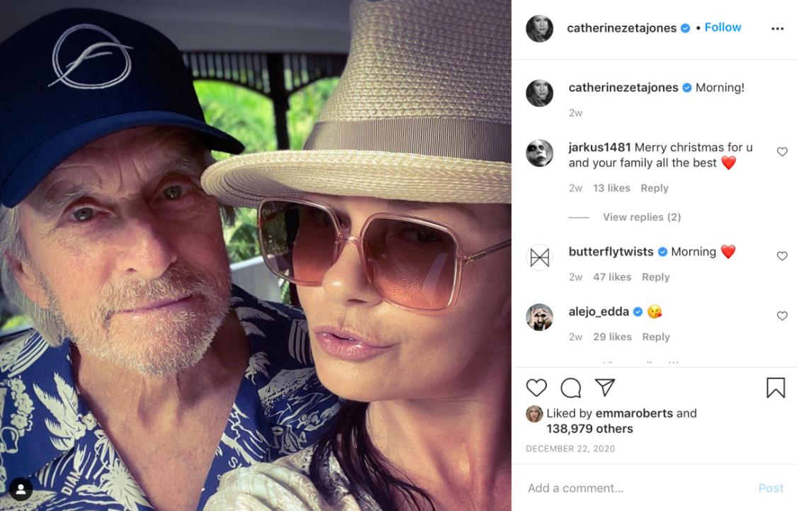 泽塔琼斯献吻庆祝20周年，76岁道格拉斯满头白发，闭眼享受