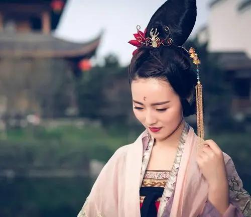 白话《*瓶金**梅》第六十九回王六儿欢喜当情人韩道国兴奋吃软饭