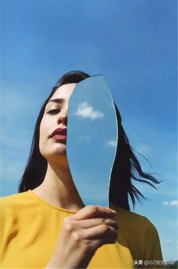 拍照时怎样克服不看镜头的尴尬感,解决拍照尴尬的技巧