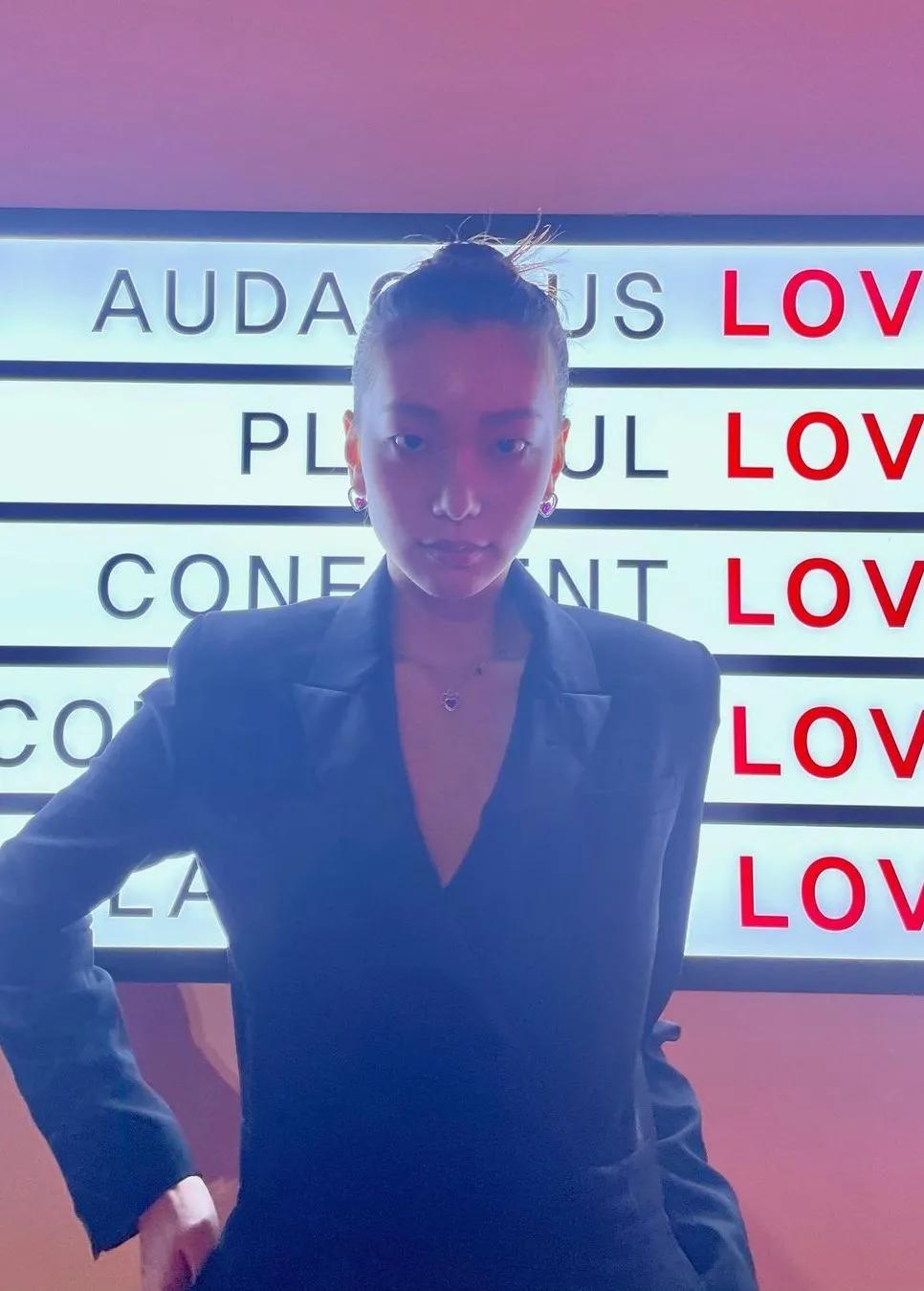 这个被嘲矮的超模火了！一脸硬伤，为啥还被Dior、Prada抢着宠？