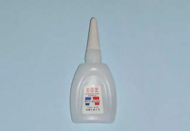 儿子误拿胶水滴眼睛,4岁男孩不慎被502粘住眼