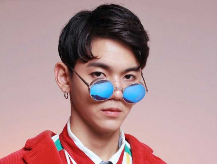 男生头发两侧炸毛一招完美解决,头发两侧炸毛软化还是服帖好