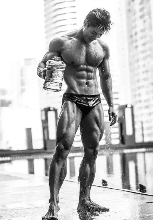 胸肌的四种胸型,男生方形胸肌和八字胸对比