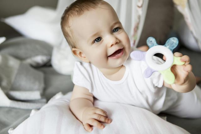 长牙如何缓解母乳喂养的疼痛,宝宝长牙了母乳要补充什么