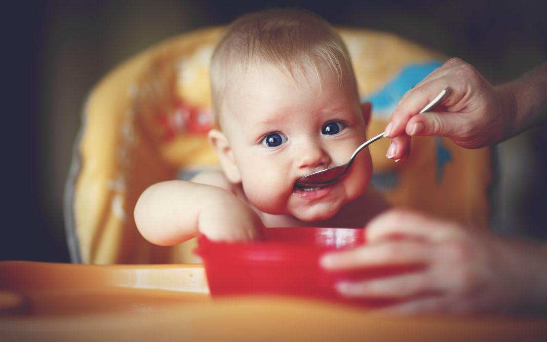 宝宝吐奶越来越严重体重降落快,四个月宝宝吐奶偏黄是什么原因