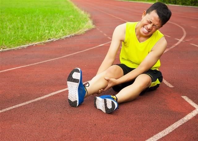 运动小腿拉伤怎么处理,运动不当拉伤什么时候可以缓解