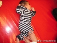 新生儿睡觉哼唧使劲憋气怎么回事,新生儿睡觉频繁哼哼唧唧憋气使劲