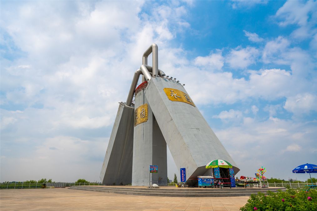 她是滔滔千里黄河的宠儿，阴山之下、河套之上的掌上明珠