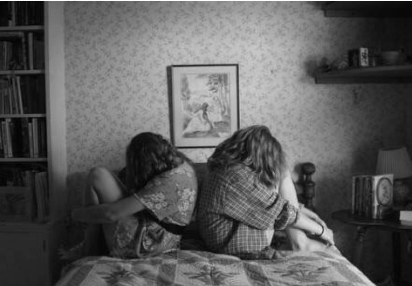 新生军训吵架罚站主席台，两人“被迫牵手”，网友：磕到了