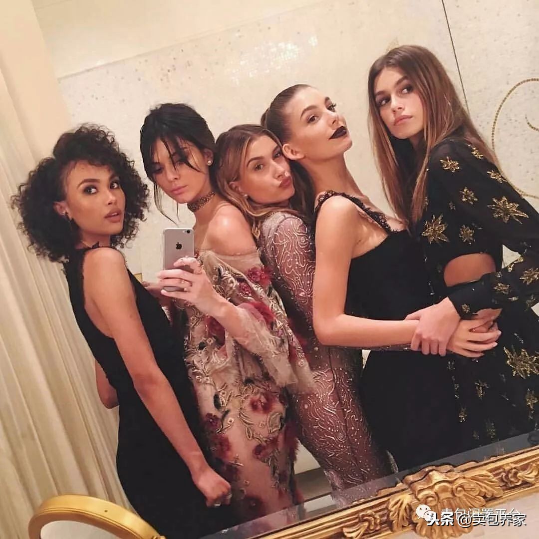 年赚1.5亿成家中最穷，生在名利场，把所有想要的都拿到她才23岁