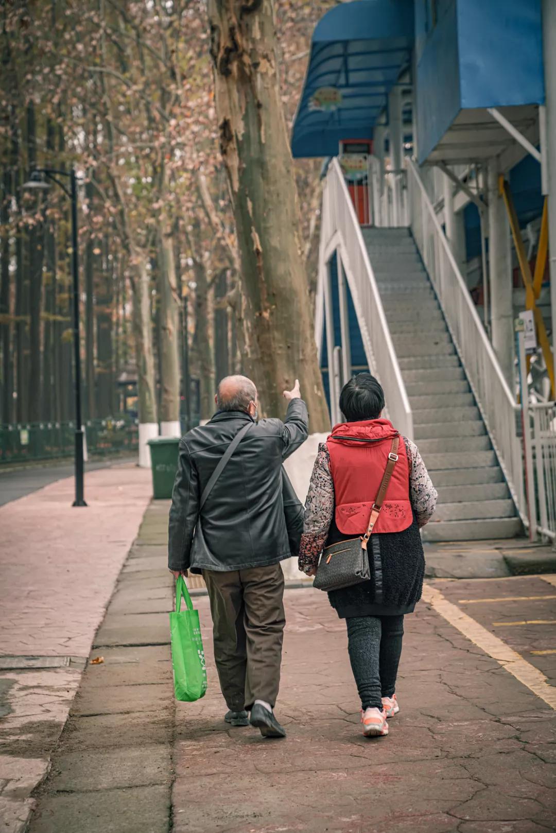 父母约会时，玩得比你野多了