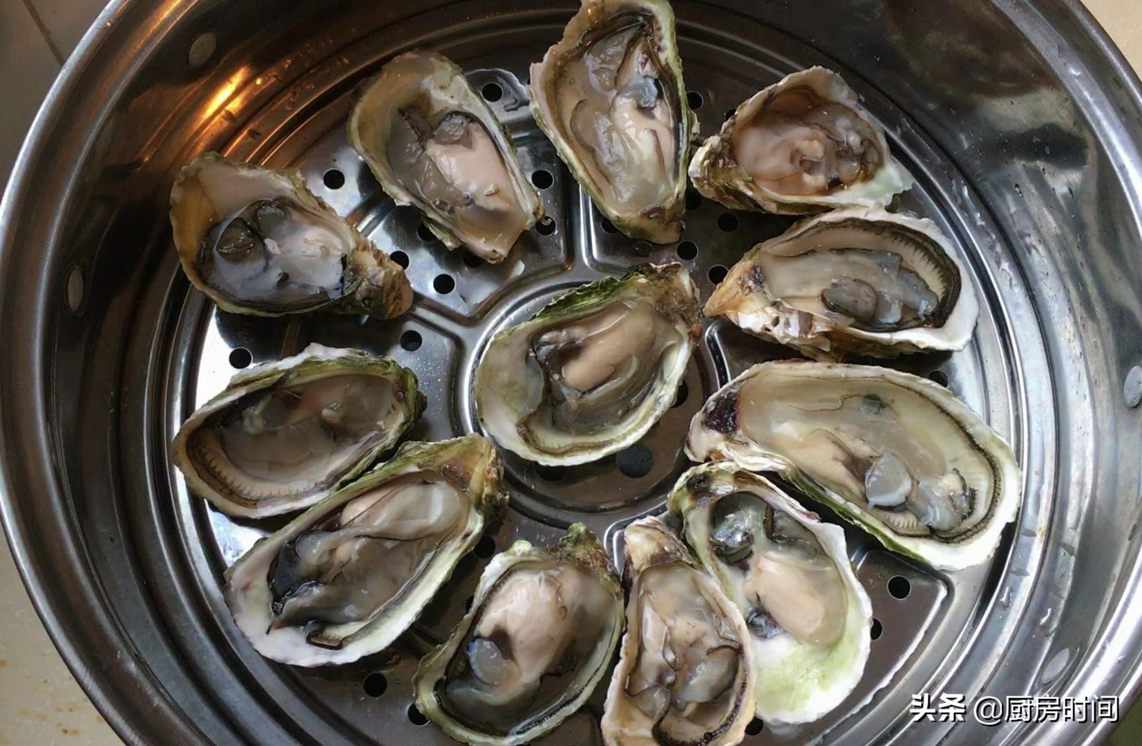 正确打开吃生蚝的方法,生蚝怎么打开得快又简单又方便