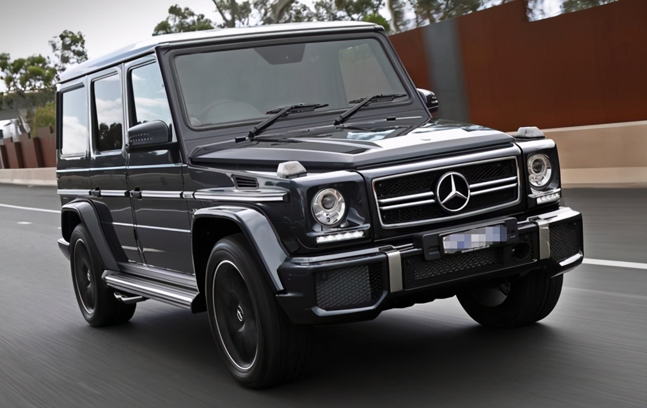 女子第一次坐奔驰大G，小腿被排气管烫伤：连我爸的摩托都不如