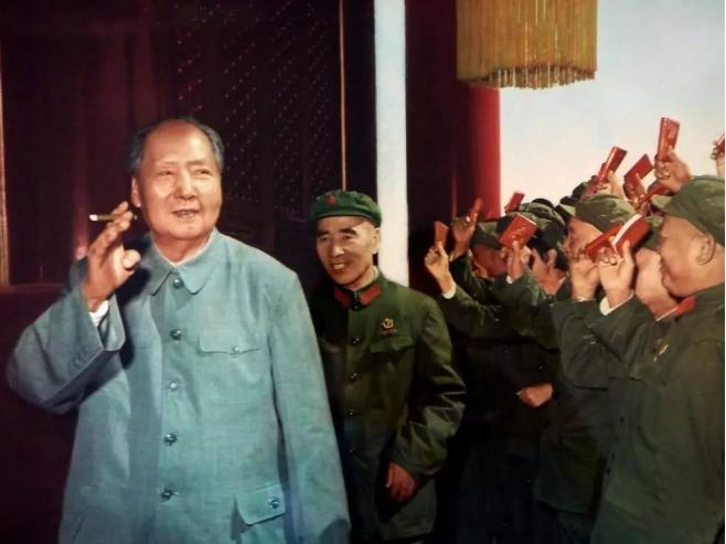 接见朋友时，毛主席的烟盒仅剩1支烟，随后主席的1个举动令人暖心