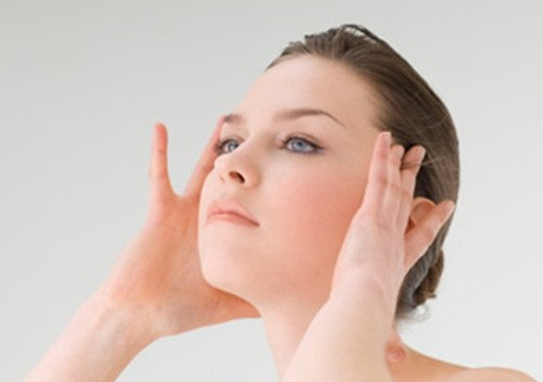 脸上泛红敏感肌肤的关注事项,敏感肌肤泛红怎么改善