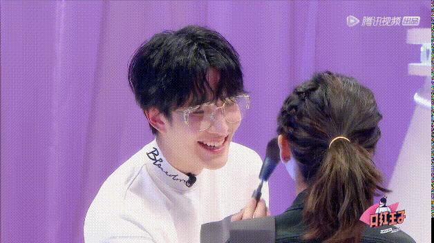 让男明星帮忙化妆，是巨大福利还是*男美**陷阱？