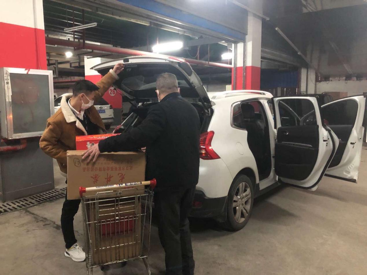 舍小家顾大家抗击疫情坚守一线,舍小家为大家致敬我们的医护人员