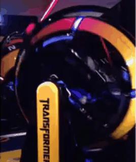 在北爱尔兰的荒野里，玩家找到了一台30年前限量发行的古董街机