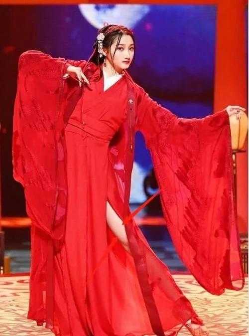 很奇怪没灵魂？“格格”跳舞秀大长腿被批既破坏美感又毫无风情