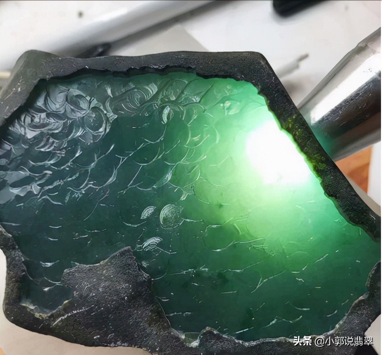 怎样辨别真假翡翠最有效的方法,缅甸翡翠原石真假鉴别方法
