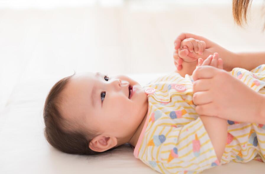 宝宝睡觉前总是哭闹要怎么解决,宝宝每晚睡觉前都要哭闹怎么办