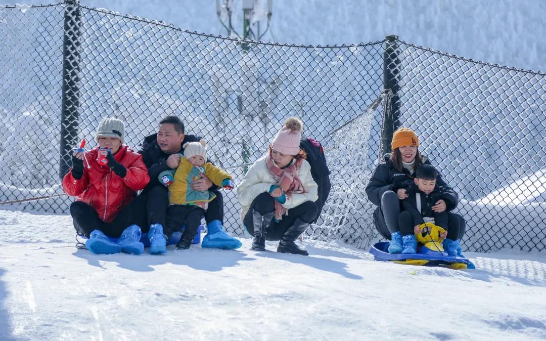 峨眉山滑雪游玩设施,峨眉山滑雪场攻略