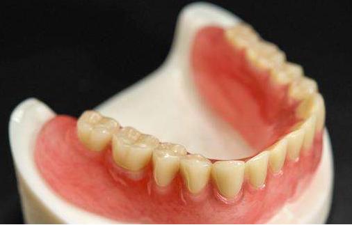 戴活动假牙的关注事项及常见问题,老人假牙最怕什么