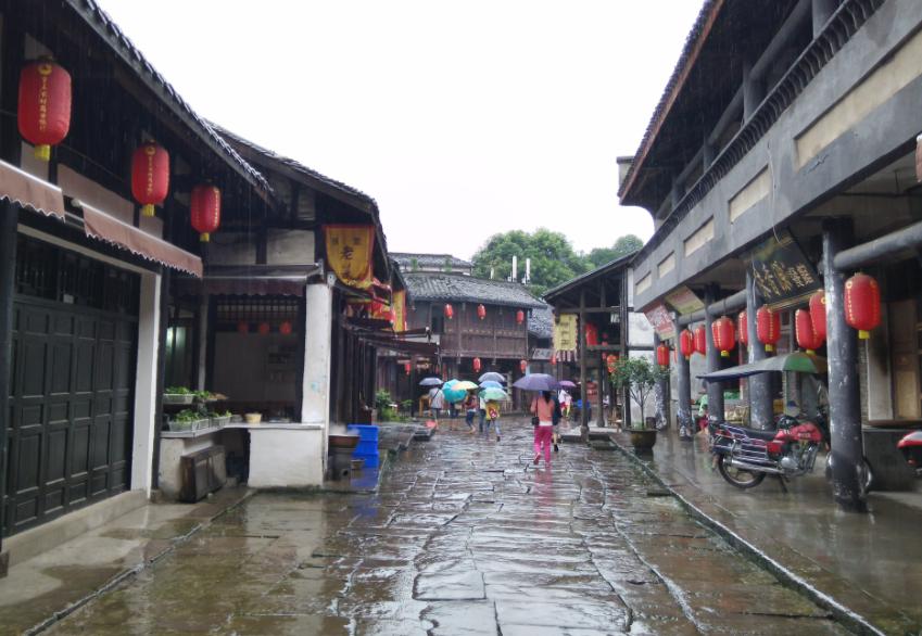 原创重庆有座建于峭壁的古镇,重庆唯一有碉楼的千年古镇