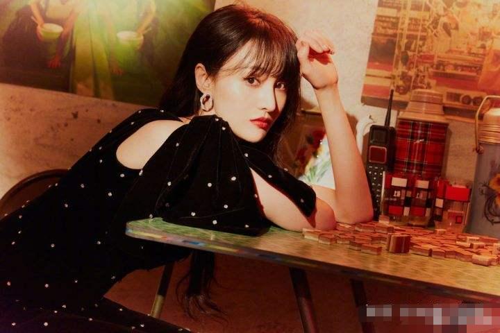 郑爽卖港风自拍课程惹疯狂吐槽，网友喊话鞠婧祎学起来