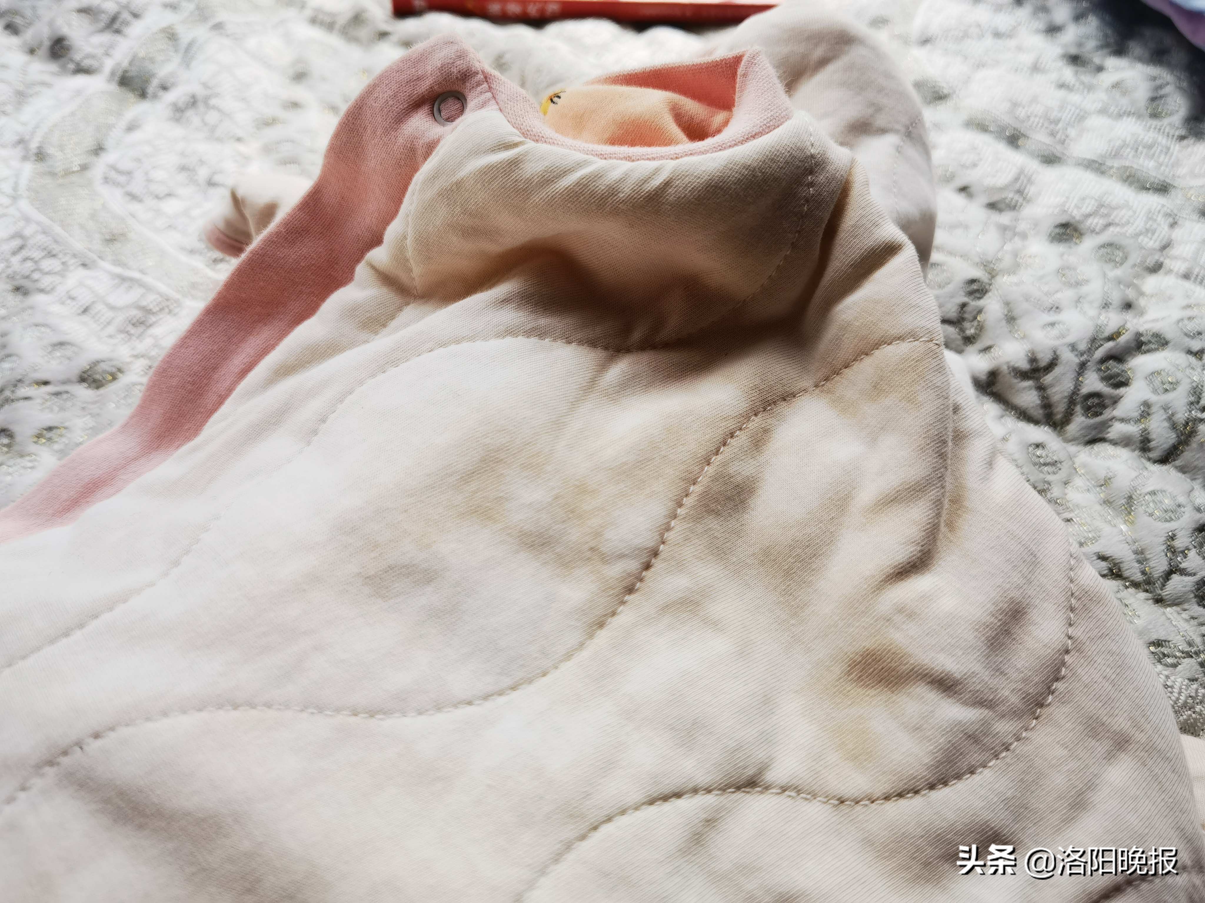 住户家中自来水变成鲜红色后续,居民家中下水管喷出大量污秽