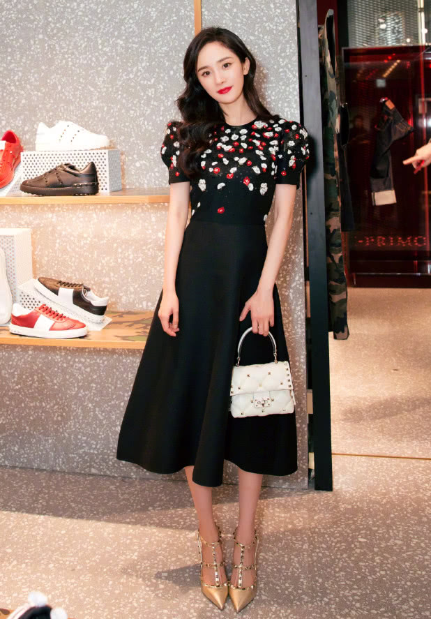 杨幂的气质真是绝了，参加活动穿“海浪裙”，美出了新高度！