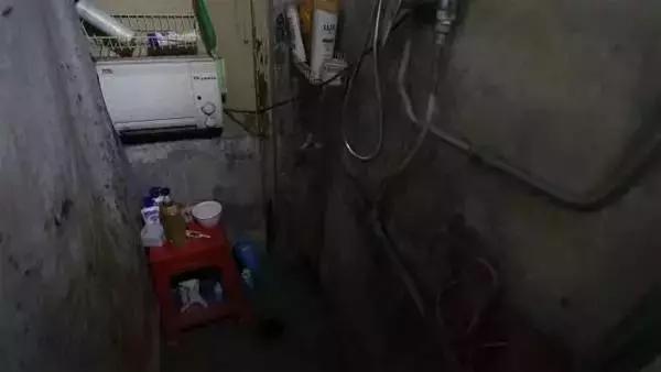 夫妻生了八个孩子在北京蜗居,北京一家四口蜗居45平米