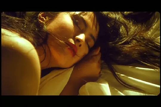 32年前王祖贤这部港片，“破尺度”出演，虽删减8分钟却依然经典