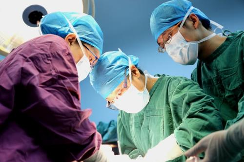 宝宝出生屁股长了个小肉尖,小宝宝臀部长了小尾巴是返祖吗