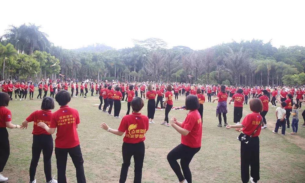 巨邦清明献花丨人间四月无心芳菲，上山看总设计师改革大步豪迈