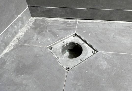 地漏在最角落怎么贴砖,贴砖前地漏怎么处理