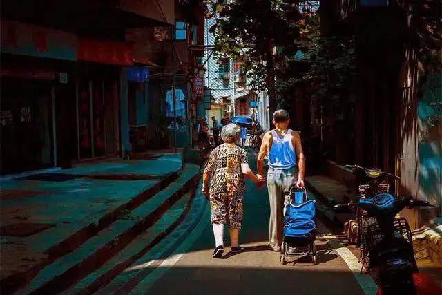 木工大叔年收入100万,木工大爷一年收入多少